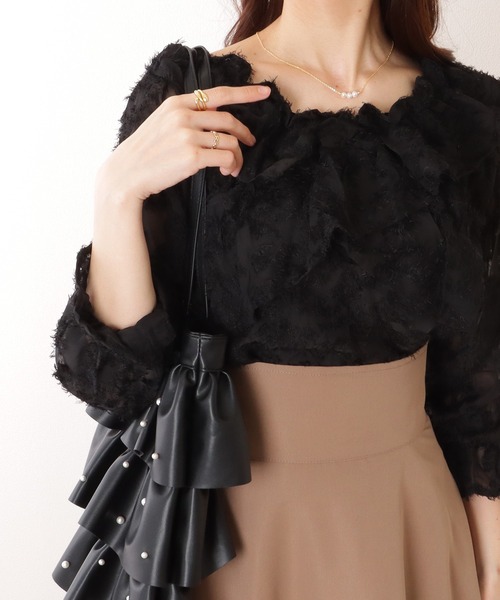 Lace Ladies(レースレディース)の「2WAY ギャザーネック クロス フリル キャンディ袖 ブラウス(シャツ/ブラウス・レディース・アイボリー/ブラック・FREE)」の2枚目の写真
