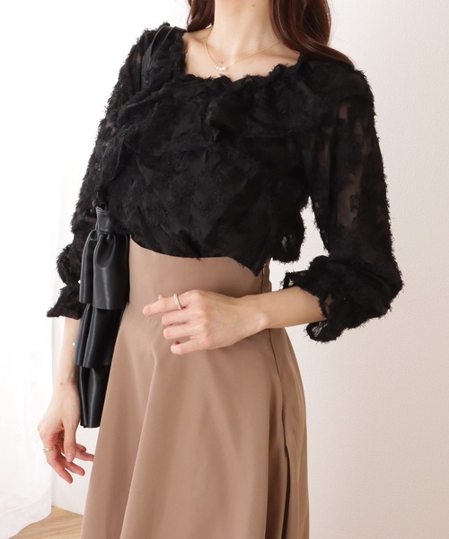 Lace Ladies(レースレディース)の「2WAY ギャザーネック クロス フリル キャンディ袖 ブラウス(シャツ/ブラウス・レディース・アイボリー/ブラック・FREE)」の3枚目の写真