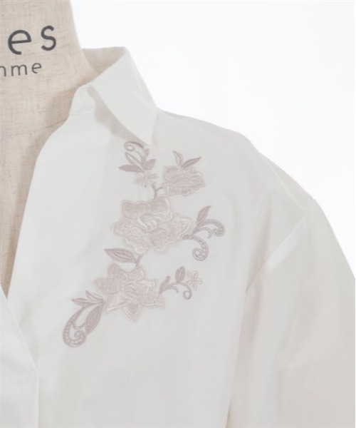 axes femme（アクシーズファム）の「花刺繍入スキッパーシャツ（シャツ/ブラウス・レディース・ホワイト/ブラック/ブルー・FREE）」の4枚目の写真
