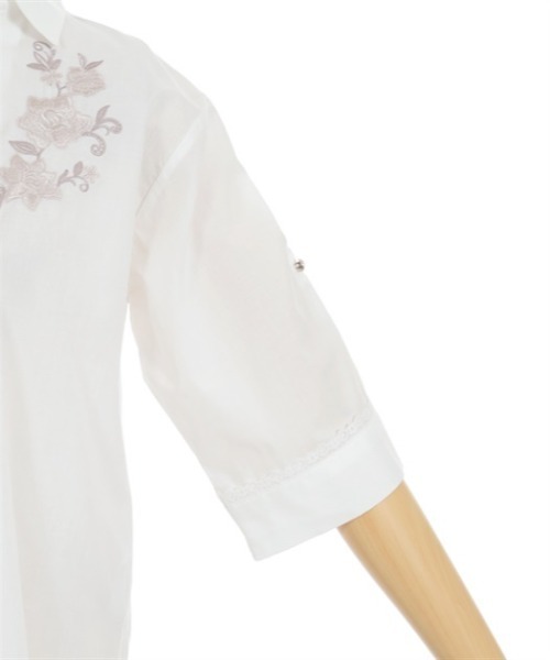 axes femme（アクシーズファム）の「花刺繍入スキッパーシャツ（シャツ/ブラウス・レディース・ホワイト/ブラック/ブルー・FREE）」の6枚目の写真