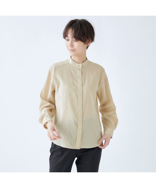 SUIT SELECT(スーツセレクト)の「【吸水速乾・ストレッチ素材】ほんのりシアーなメタル釦バンドカラーシャツ(シャツ/ブラウス・レディース・サックスブルー/ブラック/ピンク/ベージュ・S/M/L)」の3枚目の写真