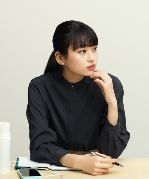 SUIT SELECT(スーツセレクト)の「【吸水速乾・ストレッチ素材】ほんのりシアーなメタル釦バンドカラーシャツ(シャツ/ブラウス・レディース・サックスブルー/ブラック/ピンク/ベージュ・S/M/L)」の2枚目の写真