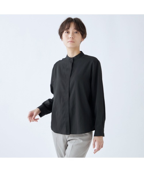 SUIT SELECT(スーツセレクト)の「【吸水速乾・ストレッチ素材】ほんのりシアーなメタル釦バンドカラーシャツ(シャツ/ブラウス・レディース・サックスブルー/ブラック/ピンク/ベージュ・S/M/L)」の6枚目の写真