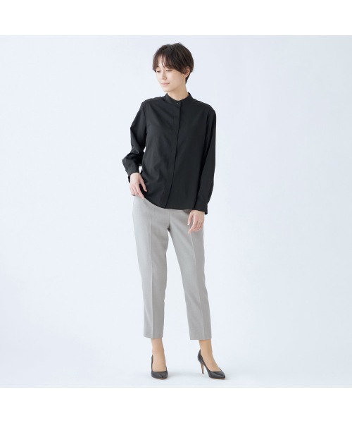 SUIT SELECT(スーツセレクト)の「【吸水速乾・ストレッチ素材】ほんのりシアーなメタル釦バンドカラーシャツ(シャツ/ブラウス・レディース・サックスブルー/ブラック/ピンク/ベージュ・S/M/L)」の9枚目の写真