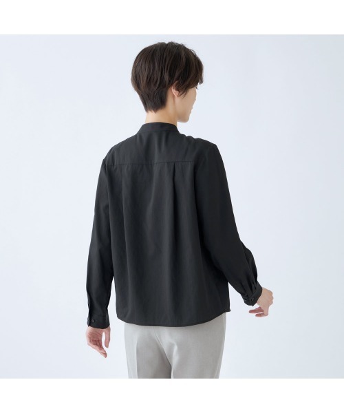 SUIT SELECT(スーツセレクト)の「【吸水速乾・ストレッチ素材】ほんのりシアーなメタル釦バンドカラーシャツ(シャツ/ブラウス・レディース・サックスブルー/ブラック/ピンク/ベージュ・S/M/L)」の8枚目の写真