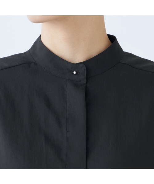SUIT SELECT(スーツセレクト)の「【吸水速乾・ストレッチ素材】ほんのりシアーなメタル釦バンドカラーシャツ(シャツ/ブラウス・レディース・サックスブルー/ブラック/ピンク/ベージュ・S/M/L)」の10枚目の写真