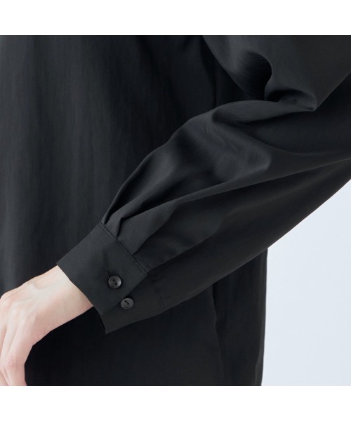 SUIT SELECT(スーツセレクト)の「【吸水速乾・ストレッチ素材】ほんのりシアーなメタル釦バンドカラーシャツ(シャツ/ブラウス・レディース・サックスブルー/ブラック/ピンク/ベージュ・S/M/L)」の11枚目の写真