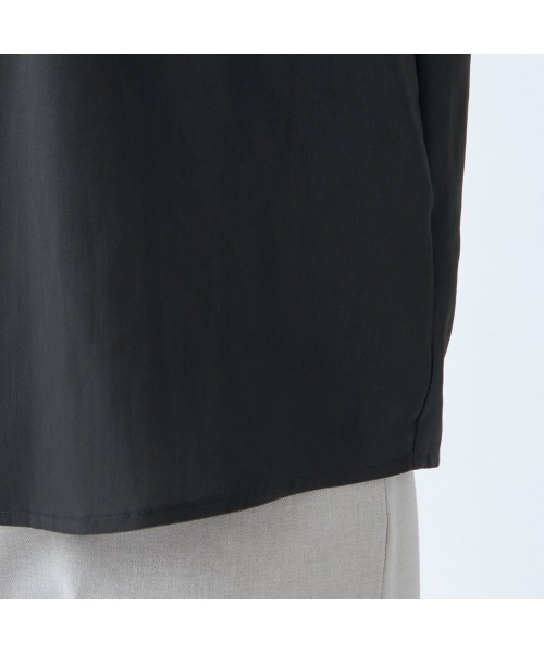 SUIT SELECT(スーツセレクト)の「【吸水速乾・ストレッチ素材】ほんのりシアーなメタル釦バンドカラーシャツ(シャツ/ブラウス・レディース・サックスブルー/ブラック/ピンク/ベージュ・S/M/L)」の12枚目の写真