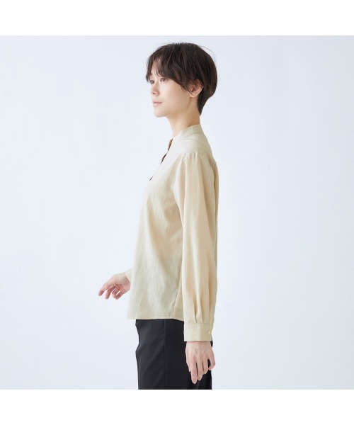 SUIT SELECT(スーツセレクト)の「【吸水速乾・ストレッチ素材】ほんのりシアーなメタル釦バンドカラーシャツ(シャツ/ブラウス・レディース・サックスブルー/ブラック/ピンク/ベージュ・S/M/L)」の16枚目の写真