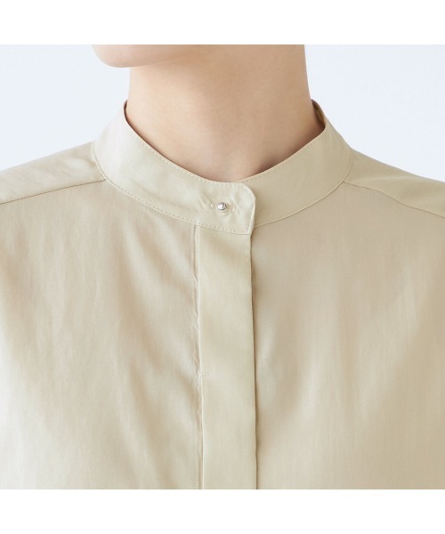 SUIT SELECT(スーツセレクト)の「【吸水速乾・ストレッチ素材】ほんのりシアーなメタル釦バンドカラーシャツ(シャツ/ブラウス・レディース・サックスブルー/ブラック/ピンク/ベージュ・S/M/L)」の19枚目の写真