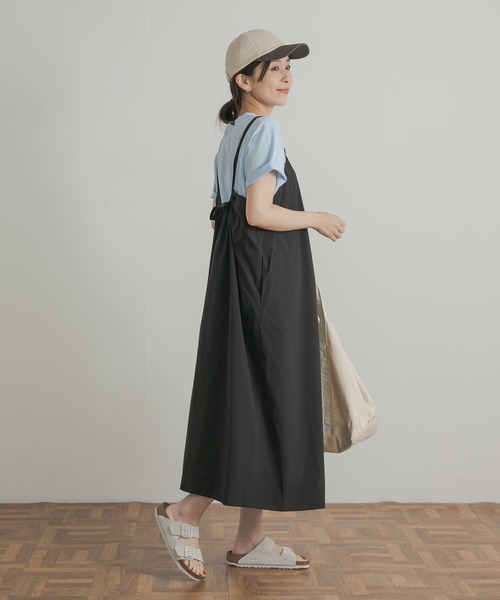 URBAN RESEARCH DOORS(アーバンリサーチドアーズ)の「『UR TECH POLIsh POLI』撥水ギャザーキャミワンピース(ワンピース・レディース・ブラック/ネイビー・MEDIUM)」の12枚目の写真