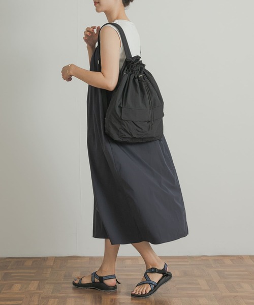 URBAN RESEARCH DOORS(アーバンリサーチドアーズ)の「『UR TECH POLIsh POLI』撥水ギャザーキャミワンピース(ワンピース・レディース・ブラック/ネイビー・MEDIUM)」の16枚目の写真