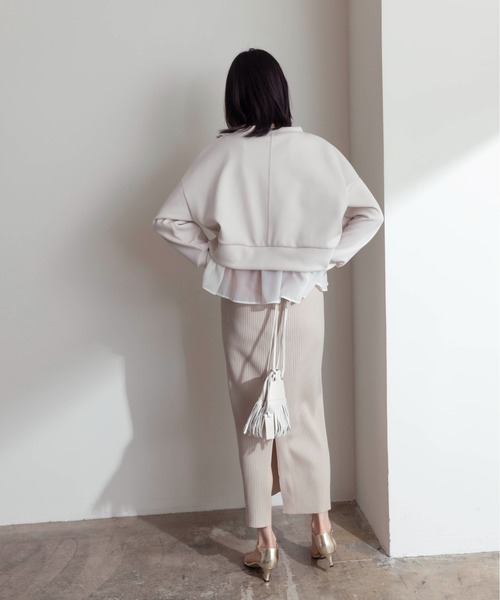 Eimee Law(エイミーロウ)の「ヘムフリル ボンディング クロップド プルオーバー(その他トップス・レディース・アイボリー/ブラック/ライトグレー・38)」の8枚目の写真