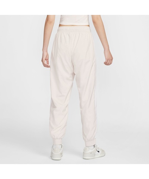 NIKE（ナイキ）の「ナイキ NIKE ナイキ  NSW OTG UV エッセンシャル ウーブン パンツ MR（その他パンツ・レディース・ライトベージュ/ブラック/ホワイト・M/L）」の4枚目の写真