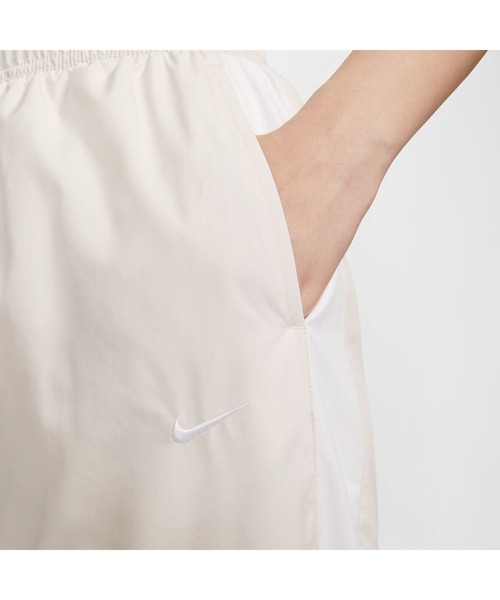 NIKE（ナイキ）の「ナイキ NIKE ナイキ  NSW OTG UV エッセンシャル ウーブン パンツ MR（その他パンツ・レディース・ライトベージュ/ブラック/ホワイト・M/L）」の6枚目の写真
