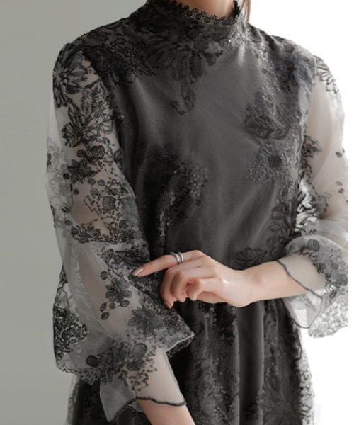 HUG.U（ハグユー）の「袖あり。ボレロ・ネックレス要らずな『結婚式ワンピ』（ワンピース・レディース・ネイビー/ラベンダー/ライトベージュ/ブラック・M/L/XL）」の7枚目の写真