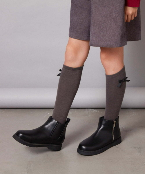 a.v.v（アーヴェヴェ）の「[KIDS]ワンポイントリボンハイソックス（ソックス/靴下・キッズ・ブラック/グレー・20/23）」の6枚目の写真