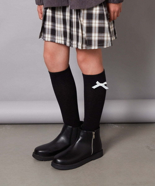 a.v.v（アーヴェヴェ）の「[KIDS]ワンポイントリボンハイソックス（ソックス/靴下・キッズ・ブラック/グレー・20/23）」の8枚目の写真