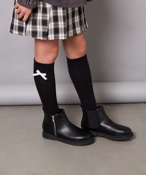 a.v.v（アーヴェヴェ）の「[KIDS]ワンポイントリボンハイソックス（ソックス/靴下・キッズ・ブラック/グレー・20/23）」の9枚目の写真