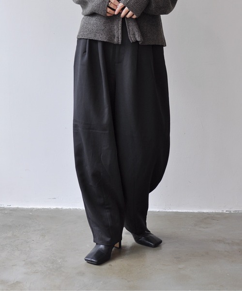 Meli rich（メリーリッチ）の「タックカーブスラックス（スラックス・レディース・グレー/チャコールグレー/ブラック/ベージュ・FREE）」の2枚目の写真