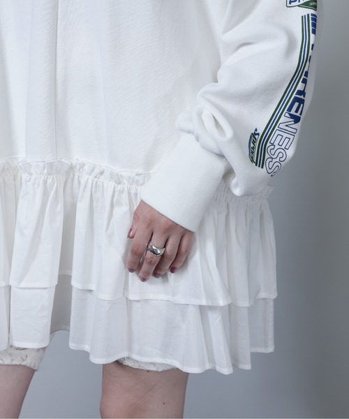ローズバッド 完売品 スポーツロゴフリルドッキングチュニック スウェット 白 ROSE BUD（ローズバッド）の「スポーツロゴ フリルドッキング