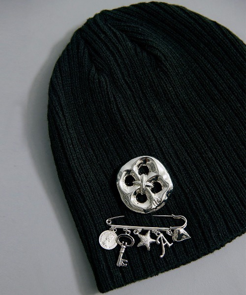 UND ANTIQUE CHARM WITH BUTTON SET BROACH