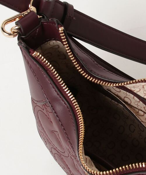 Guess(ゲス)の「BERKTON Mini Top Zip ショルダーバッグ レディース(ショルダーバッグ・レディース・ボルドー/オフホワイト・ONE SIZE)」の4枚目の写真