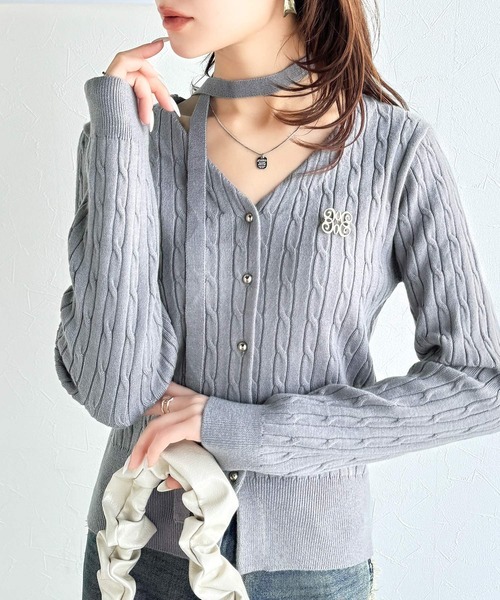 mily bilet（ミウィビレット）の「【mily bilet】大人ニットを極める。チョーカー＆ブローチ付きケーブル編みVネックニットカーディガン（カーディガン/ボレロ・レディース・ブルー/グレー/アイボリー/ブラック・LARGE/MEDIUM/SMALL/X-LARGE）」の3枚目の写真
