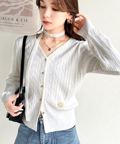 mily bilet（ミウィビレット）の「【mily bilet】大人ニットを極める。チョーカー＆ブローチ付きケーブル編みVネックニットカーディガン（カーディガン/ボレロ・レディース・ブルー/グレー/アイボリー/ブラック・LARGE/MEDIUM/SMALL/X-LARGE）」の2枚目の写真