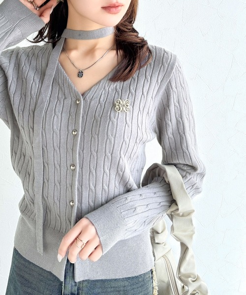 mily bilet（ミウィビレット）の「【mily bilet】大人ニットを極める。チョーカー＆ブローチ付きケーブル編みVネックニットカーディガン（カーディガン/ボレロ・レディース・ブルー/グレー/アイボリー/ブラック・LARGE/MEDIUM/SMALL/X-LARGE）」の8枚目の写真