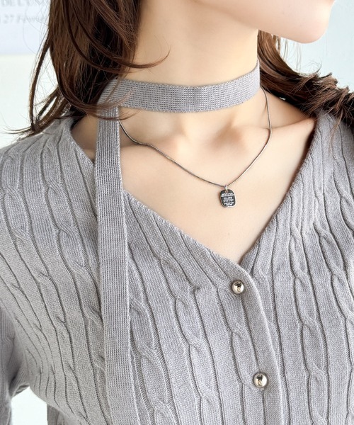 mily bilet（ミウィビレット）の「【mily bilet】大人ニットを極める。チョーカー＆ブローチ付きケーブル編みVネックニットカーディガン（カーディガン/ボレロ・レディース・ブルー/グレー/アイボリー/ブラック・LARGE/MEDIUM/SMALL/X-LARGE）」の11枚目の写真