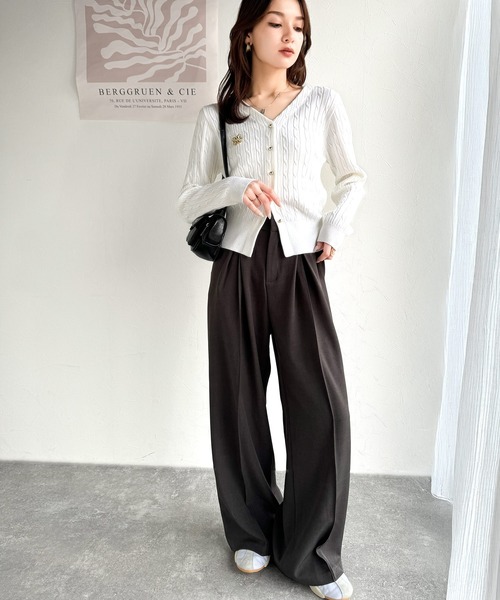 mily bilet（ミウィビレット）の「【mily bilet】大人ニットを極める。チョーカー＆ブローチ付きケーブル編みVネックニットカーディガン（カーディガン/ボレロ・レディース・ブルー/グレー/アイボリー/ブラック・LARGE/MEDIUM/SMALL/X-LARGE）」の5枚目の写真