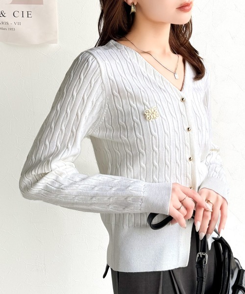 mily bilet（ミウィビレット）の「【mily bilet】大人ニットを極める。チョーカー＆ブローチ付きケーブル編みVネックニットカーディガン（カーディガン/ボレロ・レディース・ブルー/グレー/アイボリー/ブラック・LARGE/MEDIUM/SMALL/X-LARGE）」の6枚目の写真