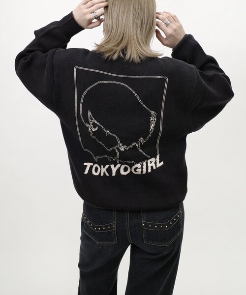 WHO'S WHO gallery（フーズフーギャラリー）の「【WEB限定】(UNISEX/ユニセックス)トーキョーガールニット（ニット/セーター・レディース・パープル/ライトグレー/ブラック・MEDIUM/LARGE）」の2枚目の写真