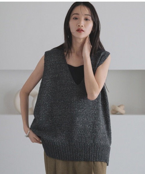 LOWRYS FARM(ローリーズファーム)の「ラメスラブオーバーベスト 321159(ニット/セーター・レディース・グレー/チャコールグレー/アイボリー・FREE)」の2枚目の写真
