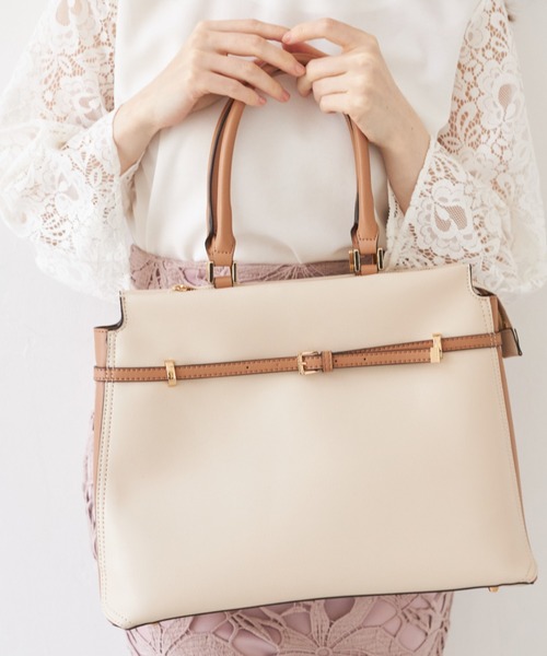 tocco closet（トッコ　クローゼット）の「ベルト付きフェイクレザーバッグ（ハンドバッグ・レディース・アイボリー/ブラック・FREE）」の2枚目の写真