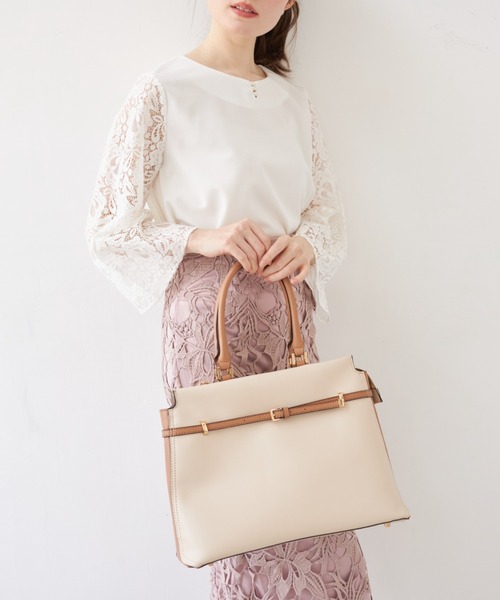 tocco closet（トッコ　クローゼット）の「ベルト付きフェイクレザーバッグ（ハンドバッグ・レディース・アイボリー/ブラック・FREE）」の4枚目の写真