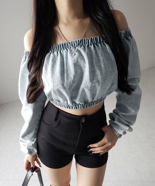 me+em select(ミームセレクト)の「【 2color 】ヴィンテージデニムギャザーオフショルトップス / vintage denim gathered off shoulder topS(その他トップス・レディース・ブルー/ブラック・FREE)」の2枚目の写真