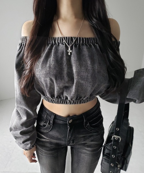 me+em select(ミームセレクト)の「【 2color 】ヴィンテージデニムギャザーオフショルトップス / vintage denim gathered off shoulder topS(その他トップス・レディース・ブルー/ブラック・FREE)」の4枚目の写真
