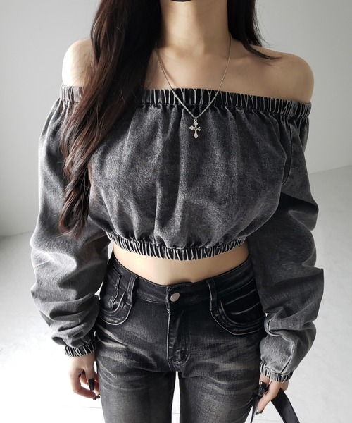 me+em select(ミームセレクト)の「【 2color 】ヴィンテージデニムギャザーオフショルトップス / vintage denim gathered off shoulder topS(その他トップス・レディース・ブルー/ブラック・FREE)」の6枚目の写真