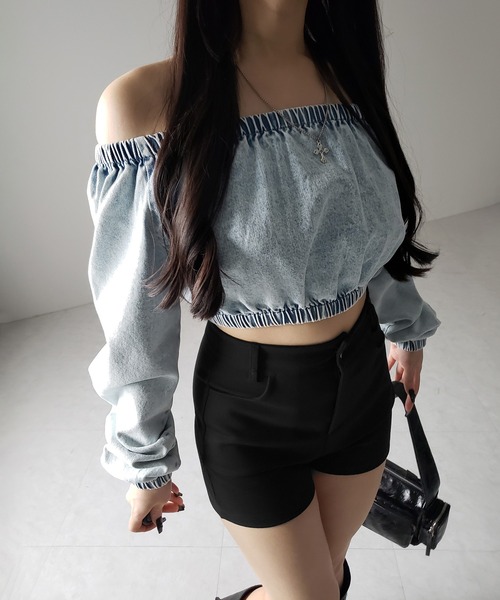 me+em select(ミームセレクト)の「【 2color 】ヴィンテージデニムギャザーオフショルトップス / vintage denim gathered off shoulder topS(その他トップス・レディース・ブルー/ブラック・FREE)」の19枚目の写真