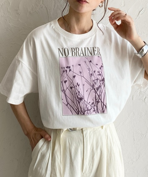 She's Closet（シーズクローゼット）の「オーバーサイズ半袖ロゴフォト箔プリントTシャツ（Tシャツ/カットソー・レディース・ホワイト系その他/ホワイト系その他3/チャコールグレー/ホワイト系その他2/ホワイト系その他4/ブラック×シルバー/ブラック/ホワイト系その他5/ホワイト系その他6/ホワイト系その他7・FREE）」の5枚目の写真