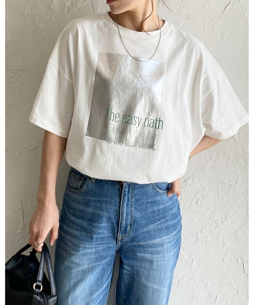 She's Closet（シーズクローゼット）の「オーバーサイズ半袖ロゴフォト箔プリントTシャツ（Tシャツ/カットソー・レディース・ホワイト系その他/ホワイト系その他3/チャコールグレー/ホワイト系その他2/ホワイト系その他4/ブラック×シルバー/ブラック/ホワイト系その他5/ホワイト系その他6/ホワイト系その他7・FREE）」の11枚目の写真
