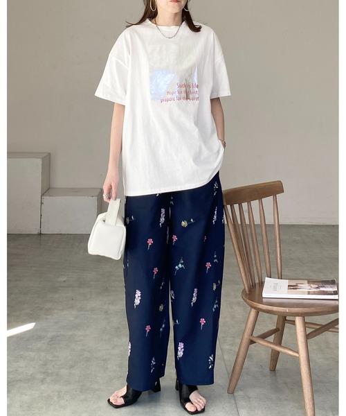 She's Closet（シーズクローゼット）の「オーバーサイズ半袖ロゴフォト箔プリントTシャツ（Tシャツ/カットソー・レディース・ホワイト系その他/ホワイト系その他3/チャコールグレー/ホワイト系その他2/ホワイト系その他4/ブラック×シルバー/ブラック/ホワイト系その他5/ホワイト系その他6/ホワイト系その他7・FREE）」の21枚目の写真