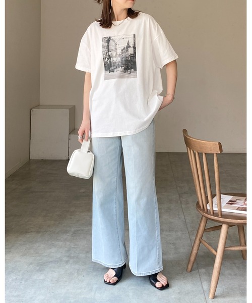 She's Closet（シーズクローゼット）の「オーバーサイズ半袖ロゴフォト箔プリントTシャツ（Tシャツ/カットソー・レディース・ホワイト系その他/ホワイト系その他3/チャコールグレー/ホワイト系その他2/ホワイト系その他4/ブラック×シルバー/ブラック/ホワイト系その他5/ホワイト系その他6/ホワイト系その他7・FREE）」の22枚目の写真