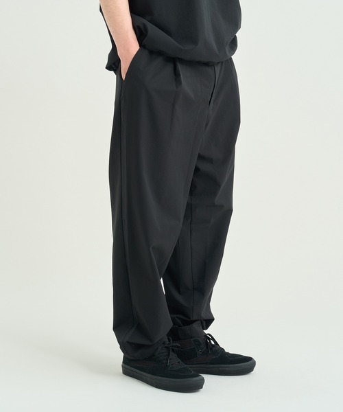 NANGA(ナンガ)の「DotAir COMFY TUCK TAPERED PANTS/ドットエアコンフィー タック テーパードパンツ(その他パンツ・メンズ・カーキ/ブラック系その他/ベージュ・S/M/L/XL)」の19枚目の写真