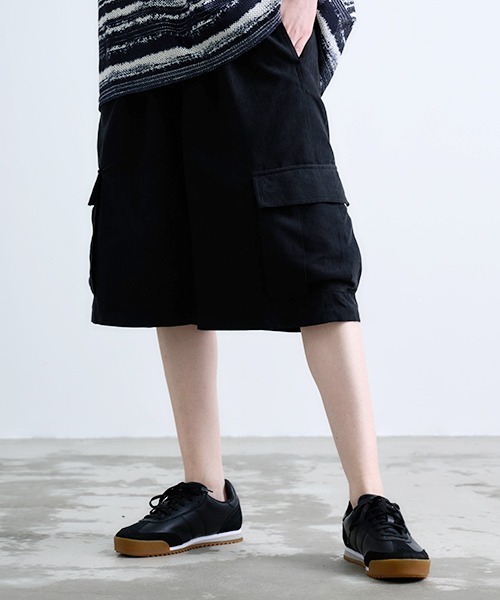 Revo.（レボ）の「Revo. ポリスウェード ワイド ハーフパンツ / カーゴショーツ（カーゴパンツ・メンズ・ブラック/カーキ/グレー・1/2）」の2枚目の写真