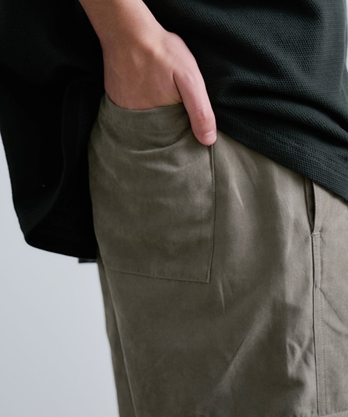 Revo.（レボ）の「Revo. ポリスウェード ワイド ハーフパンツ / カーゴショーツ（カーゴパンツ・メンズ・ブラック/カーキ/グレー・1/2）」の8枚目の写真