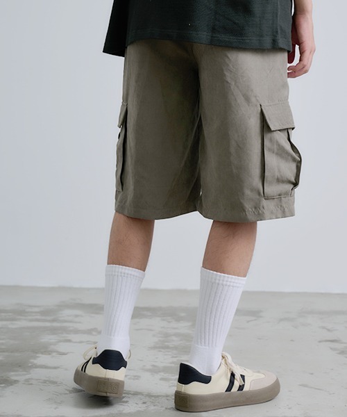 Revo.（レボ）の「Revo. ポリスウェード ワイド ハーフパンツ / カーゴショーツ（カーゴパンツ・メンズ・ブラック/カーキ/グレー・1/2）」の6枚目の写真