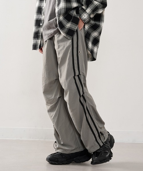 HAUS(ハウス)の「【HAUS】バレルレッグナイロントラック ABS22172(その他パンツ・メンズ・グレー/ブラック・L/M)」の2枚目の写真